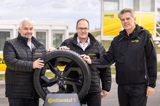 Der Reifen als "Bindeglied zwischen Fahrzeug und
Straße": Qualität und Professionalität im Fokus der
Partnerschaft zwischen Continental und der ÖAMTC Fahrtechnik. V. l.
n. r: Kurt Bergmüller, Head of Sales bei Continental Reifen Austria;
Daniel Freund, Head of Subregion Alps bei Continental; Karl-Martin
Studener, Geschäftsführer bei ÖAMTC Fahrtechnik GmbH / Bildrechte:
Continental_Reifen@ÖAMTC Fahrtechnik / Die Verwendung dieses Bildes
für redaktionelle Zwecke ist unter Beachtung aller mitgeteilten
Nutzungsbedingungen zulässig und dann auch honorarfrei.
Veröffentlichung ausschließlich mit Bildrechte-Hinweis.
