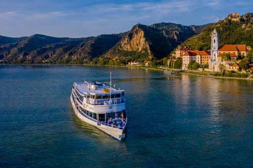 Vorschau Bild von Die MS Austria, hier vor Dürnstein auf Fahrt,
ergänzt gemeinsam mit der MS Austria Princess die Flotte der DDSG
Blue Danube