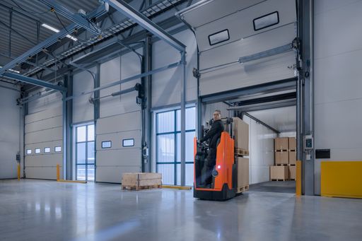Vorschau Bild von Ausdauernd und koordiniert zeigen auf der
diesjährigen LogiMAT der fahrerlose Schubmaststapler BT Reflex
Autopilot und der Hochhubwagen BT Staxio Autopilot im Zusammenspiel
mit den in Regalsystemen zur hochdichten und platzsparenden Lagerung
eingesetzten Shuttle-Systemen, was moderne Automatisierung ausmacht.