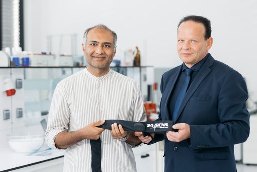  Die Entwicklung des Herzgurts ist entstanden aus
der Verbindung von Vorarlberger Hightech-Textilkompetenz durch
Günter Grabher und das Engagement des internationalen
KI-Spezialisten Rajat Khare.