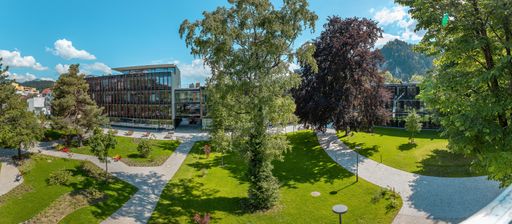  Durch den Erhalt und Ausbau ihrer Grünflächen trägt
die FH Kufstein Tirol mit ihrem grünen Campus nicht nur zu einem
gesunden Klima bei, sondern lädt Studierende und Anwohner:innen zum
Verweilen ein.