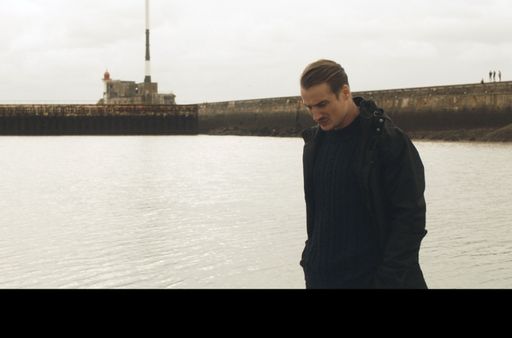 In der ARTE-Sendung "Hafen ohne Gnade" muss Jean
Leprieur (Pierre Lottin) sein Leben wieder in den Griff bekommen. /
Honorarfreie Verwendung nur im Zusammenhang mit genannter Sendung
und bei folgender Nennung "Bild: Sendeanstalt/Copyright".
Andere Verwendungen nur nach vorheriger Absprache:
ARTE-Bildredaktion, Silke Wölk Tel.: +33 3 90 14 22 25, E-Mail:
bildredaktion@arte.tv / Die Verwendung dieses Bildes für
redaktionelle Zwecke ist unter Beachtung aller mitgeteilten
Nutzungsbedingungen zulässig und dann auch honorarfrei.
Veröffentlichung ausschließlich mit Bildrechte-Hinweis.