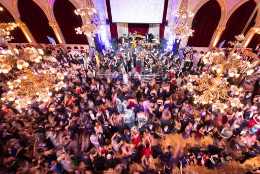 Vorschau Bild von 4000 Menschen werden zum 9. Wissenschaftsball
erwartet. Viele von ihnen werden an der traditionellen
Mitternachtsquadrille teilnehmen.