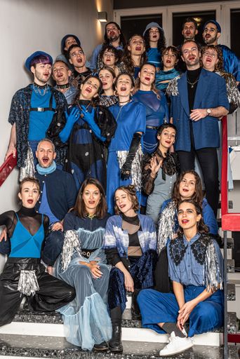 Vorschau Bild von Zu den Höhepunkten des Musikprogramms zählt die
Premiere des Schmusechors bei einem Wiener Ball. Der
queer-feministische Gesangsverein mit seinen 50 Mitgliedern
bezaubert bei der Mitternachtseinlage mit Interpretationen von
Mariah Carey bis David Bowie.