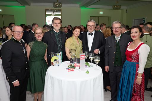 Krone-Chefredakteur Claus Herrmann,
Bundesministerin Leonore Gewessler, Andreas Zakostelsky, Obmann des
Vereins der Steirer in Wien, der den Steirerball veranstaltet,
Gesundheitsstadtrat Peter Hacker mit Gattin Martina und der
steirische Landeshauptmann Christopher Drexler mit seiner Gattin
Iris beim diesjährigen fröhliganten Bundesländerball in der Wiener
Hofburg.