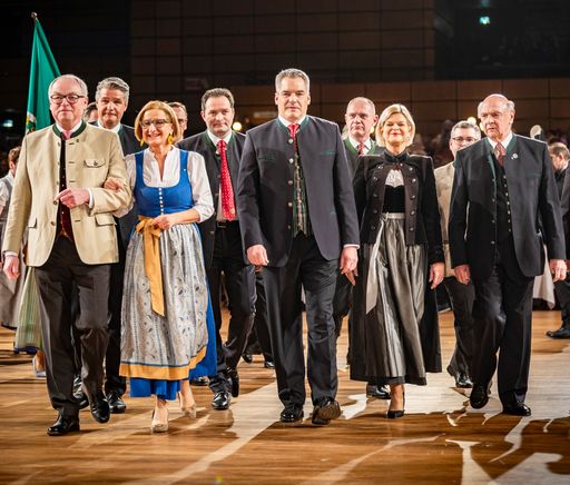  NÖ Bauernbundobmann LH-Stv. Stephan Pernkopf,
Ballobmann Stefan Jauk, Landeshauptfrau Johanna Mikl-Leitner,
Landwirtschaftsminister Norbert Totschnig, Bundeskanzler Karl
Nehammer, Verteidigungsministerin Klaudia Tanner und LH a.D Erwin
Pröll bei der Eröffnung.