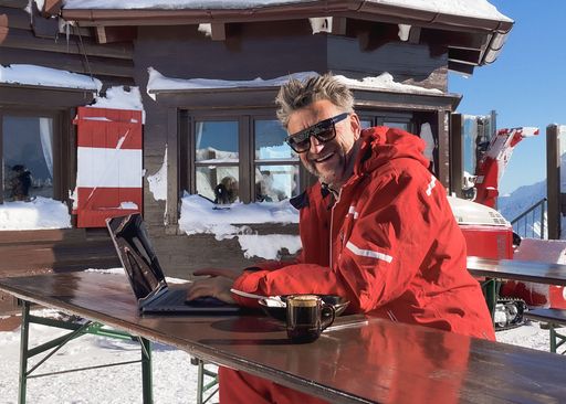Bei „ChatSkiPT“ beantworten leibhaftige
Skilehrerinnen und Skilehrer live Fragen rund um Winterurlaub und
darüber hinaus.