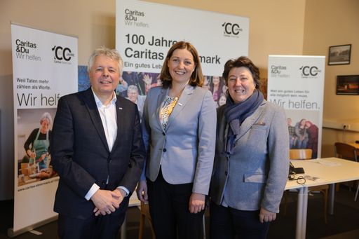  vlnr Vizedirektor Erich Hohl, Caritasdirektorin
Nora Tödling-Musenbichler und Vizedirektorin Petra Prattes bei der
Eröffnung der Pop-Up Bahnhofsmission zum 100 Jahr Jubiläum der
Caritas Steiermark