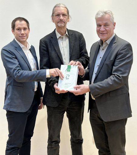  VABÖ und Arge AWV unterstützen mit 350 Fachbüchern
mit dem Titel "Grünbuch - Verantwortungsvolles Wertstoffmanagement"
die Weiterbildung von Österreichs kommunalen Umwelt- und
AbfallberaterInnen.