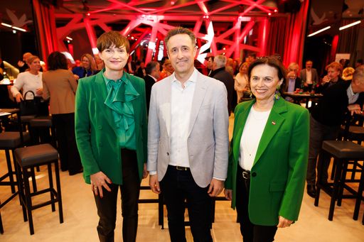 Präsentation des Tourismustausenders: Spartenobmann
Markus Grießler mit Staatssekretärin Susanne Kraus-Winkler (r.) und
der Österreich Werbung Geschäftsführerin Astrid Steharnig-Staudinger