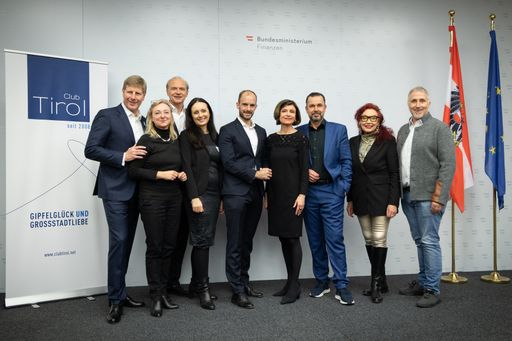 v.l.: Club Tirol-Präsident Julian Hadschieff, die
Vorstandsmitglieder Barbara Kolm, Peter Kunz und Martina Scheiber,
Florian Tursky (Staatssekretär für Digitalisierung und
Telekommunikation), Vizepräsidentin Renate J. Danler, Clemens Pig
(Tiroler des Jahres 2023), Charlotte Sengthaler und Herbert Rieser