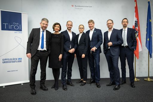 Vorschau Bild von v.l.: Alexander Weiß (Vorstandsvorsitzender der Hypo Tirol Bank),
Club Tirol-Vizepräsidentin Renate J. Danler (Renate Danler
Consulting), Florian Tursky (Staatssekretär für Digitalisierung und
Telekommunikation), Susanne Endl (Mitglied des Vorstands der Hypo
Tirol Bank), Club Tirol-Präsident Julian Hadschieff (Humanocare) mit
Christian Jäger (Hypo Tirol Bank - Sales Director) und Markus Binder
(Hypo Tirol Bank - Leitung Niederlassung Wien)