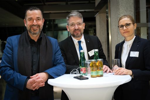 Vorschau Bild von v.l.: "Tiroler des Jahres 2023" Clemens Pig (Geschäftsführender
Vorstand der APA – Austria Presse Agentur) mit Alexander Weiß
(Vorstandsvorsitzender der Hypo Tirol Bank) und Susanne Endl
(Mitglied des Vorstands der Hypo Tirol Bank)