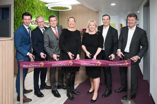 https://www.apa-fotoservice.at/galerie/35498 v.l.n.r.:
Sektionschef Mag. Florian Frauscher, Leiter der Sektion
Wirtschaftsstandort, Innovation und Internationalisierung im
Bundesministerium für Arbeit und Wirtschaft, Dr. Alexander Biach,
Direktor-Stv. und Standortanwalt der Wirtschaftskammer Wien, Peter
Hanke, amtsführender Stadtrat für Finanzen, Wirtschaft, Arbeit,
Internationales und Wiener Stadtwerke, I.E. Annika Markovic,
Schwedische Botschafterin in Österreich und I.E. Lindsay Skoll,
Britische Botschafterin in Österreich, Filippo Fontana, Country
President AstraZeneca Österreich, Eduardo Recoder De La Cuadra, Area
Vice President AstraZeneca Western & Southern Europe