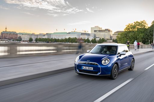 Vorschau Bild von Erfolgreiches Jahr 2023: Starkes Zulassungsplus bei der BMW Group
in Österreich. BILD zu OTS - MINI Cooper SE