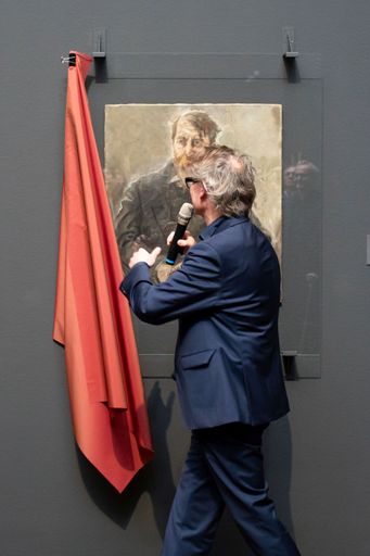 Vorschau Bild von Leopold Museum Direktor Hans-Peter Wipplinger
enthüllt die großzügige Schenkung einer Wiener Mäzenin an das
Leopold Museum, das Gemälde Max Oppenheimer 1885–1954, Bildnis
Arthur Schnitzler, 1911, Öl auf Leinwand, 80,3 x 71,9 cm, Leopold
Museum, Wien, LM 7352