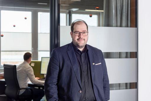 Geschäftsführer Dir. Yves Suter von HARTL HAUS
Trotz steigender Kosten und anspruchsvoller Rahmenbedingungen hat
das renommierte Fertighausunternehmen eine stolze Umsatzentwicklung
verzeichnet. Diese Leistung ist besonders bemerkenswert angesichts
der aktuellen Herausforderungen auf dem Markt. HARTL HAUS bleibt
seinen Werten der Innovation und Kundenzufriedenheit treu, zeigt
Weitsicht durch bewährte Bauprojekte, fortschrittliche Lösungen in
Aufstockungen und Zubauten sowie verstärktes Engagement in der
thermischen Sanierung. Ein Team, das sich dynamisch an die
Marktbedingungen anpasst.