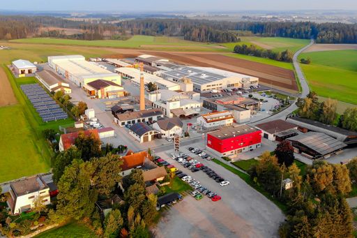 Vorschau Bild von Das Werksareal hat sich im Laufe der Jahrzehnte
verändert, ist allerdings seit seiner Gründung am gleichen Standort
im Waldviertler Echsenbach geblieben. Mit einer Größe von
mittlerweile 132.000 m² ist hier ein innovativer und
zukunftsorientierter Betrieb entstanden. HARTL HAUS produziert mit
seinen Photovoltaik-Anlagen am Werksgelände Sonnenstrom mit einer
Leistung von insgesamt 602 KWpeak und deckt in etwa 60 Prozent des
Eigenstrombedarfes mit der Kraft der Sonne. So wird die Entstehung
von rund 200 Tonnen CO2 im Jahr vermieden.