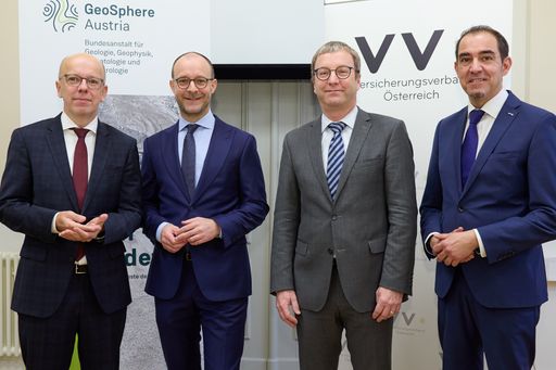  https://www.apa-fotoservice.at/galerie/35741 Im Bild v.l.n.r.:
Mag. Christian Eltner (Generalsekretär des VVO), Mag. Rémi Vrignaud
(Präsident des österreichischen Versicherungsverbandes VVO), Dr.
Andreas Schaffhauser (wissenschaftlicher Generaldirektor GeoSphere
Austria), Mag. Christian Schimanofsky (KFV-Direktor)