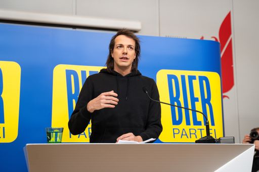 In der heutigen Pressekonferenz im Presseclub
Concordia kündigte der Parteivorsitzende der Bierpartei, Dominik
Wlazny, an, dass die Bierpartei zur Nationalratswahl 2024 antreten
will.