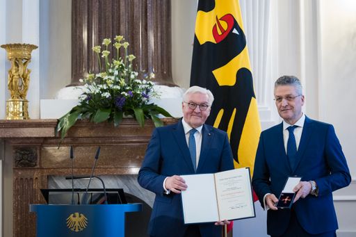 Das HPI gratuliert: Bundesverdienstkreuz für Prof. Lothar H.
Wieler / Die Verwendung dieses Bildes für redaktionelle Zwecke ist
unter Beachtung aller mitgeteilten Nutzungsbedingungen zulässig und
dann auch honorarfrei. Veröffentlichung ausschließlich mit
Bildrechte-Hinweis.