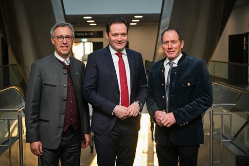 v.l.n.r.: Bauernbund-Präsident Georg Strasser,
Landwirtschaftsminister Norbert Totschnig und LK
Österreich-Präsident Josef Moosbrugger fordern eine Kurskorrektur
der EU-Politik.