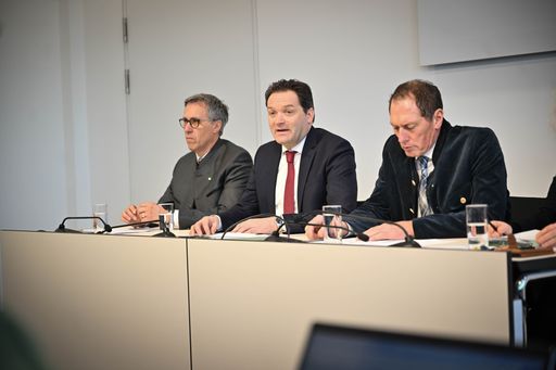 Vorschau Bild von v.l.n.r.: Bauernbund-Präsident Georg Strasser,
Landwirtschaftsminister Norbert Totschnig und LK
Österreich-Präsident Josef Moosbrugger bei der Pressekonferenz auf
der Grünen Woche.