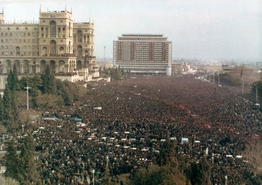  Hundert tausende Menschen in Baku protestieren gegen die brutale
Gewalt der kommunistischen Regierung am. 20. Jänner 1990