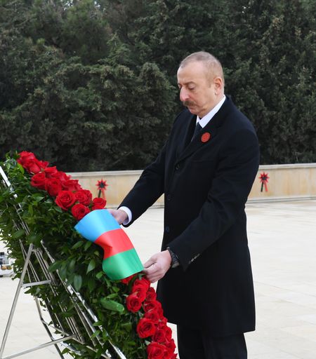 Vorschau Bild von Präsident der Republik Aserbaidschan Herr Ilham Aliyev legt einen
Kranz zum Gedenken an Märtyrer des 20. Jänner nieder.