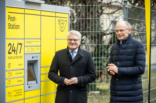 Von links: Klaus Luger, Bürgermeister von Linz, und
Walter Oblin, Generaldirektor-Stellvertreter, Vorstand für Brief &
Finanzen, bei der Eröffnung der ersten neuen Post-Station in Linz
