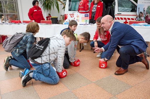 © photonews.at/Georges Schneider - Vösendorf (NÖ)
19.01.2024 - Heute hat die AK NÖ in das Eventhotel Pyramide zur AK
Berufsinfomesse 'Berufe zum Angreifen' eingeladen.
Berufsorientierung ist eine wichtige Grundlage für die spätere
Berufsentscheidung. Die jungen Besucher erhalten einen kindgerechten
und praxisnahen Überblick über die verschiedenen
Berufsmöglichkeiten. An den zahlreichen Infoständen konnten Kinder
Berufe ausprobieren und kennenlernen. Vor dem Rundgang gab es eine
Pressekonferenz. PHOTO: AK NÖ Präsident und ÖGB NÖ Vorsitzender
Markus Wieser, übt sich, am Stand des Roten Kreuz, zusammen mit
einigen Schülern in der Herzdruckmassage so wie sie sie bei
Wiederbelebungen benötigt wird.
