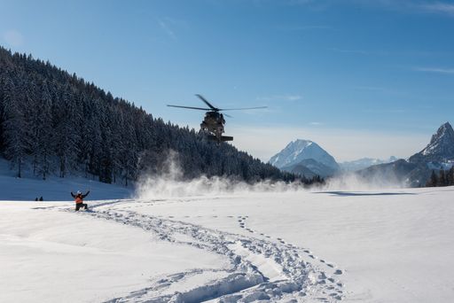 Vorschau Bild von Ein "Black Hawk"-Hubschrauber des Bundesheeres
landet bei der Luftraumsicherungsoperation "DAEDALUS24".