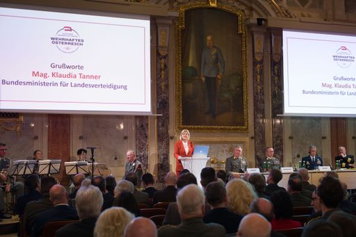 Verteidigungsministerin Klaudia Tanner eröffnet die
Veranstaltung zum "Tag der Wehrpflicht" am 20. Jänner 2024 im Haus
der Industrie.