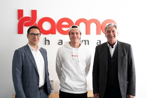  Haemo Pharma Geschäftsführer Mag. Markus Mateyka
und Prof. Dr. Peter Mateyka mit Tennis-Profi Joel Schwärzler.