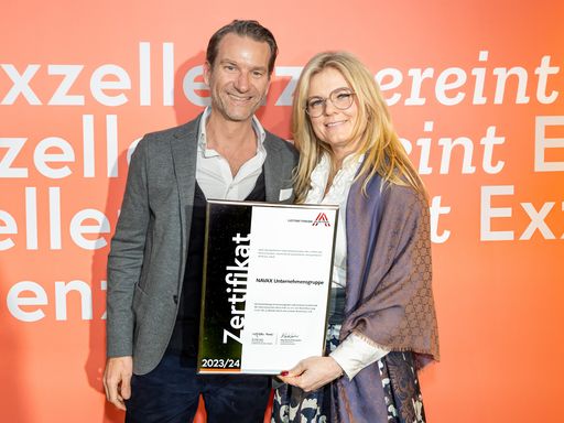  Im Bild von links nach rechts: Oliver Krizek,
Gründer und Geschäftsführer der NAVAX Unternehmensgruppe: "Wir
freuen uns, durch die Rezertifizierung als Leitbetrieb Austria
weiterhin zu den Vorzeigeunternehmen der österreichischen Wirtschaft
zu gehören."