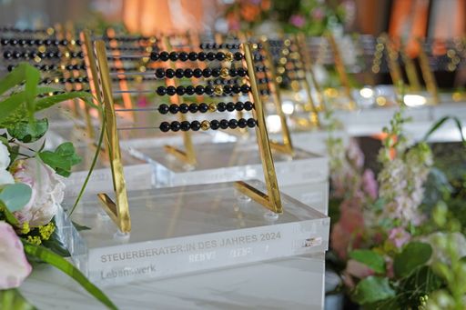 Nominierungsstart: Schon zum zehnten Mal werden
Österreichs beste Steuerberater:innen mit der begehrten Auszeichnung
„Abakus“ prämiert.