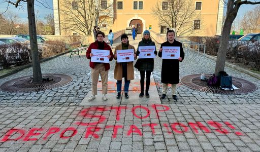 ÖH und SOS Balkanroute vor dem Schloss Vösendorf