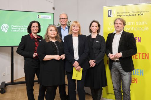 v.l.n.r : Dr.in Katharina Moser, Direktorin der Diakonie
Österreich, Elisabeth Anselm, Geschäftsführerin Hilfswerk
Österreich, Prim. Univ.-Prof. Dr. Paul Sevelda, Präsident der
Österr. Krebshilfe, a.o.Univ. Prof.in Dr.in Beate Wimmer-Puchinger,
Präsidentin des Berufsverbands Österreichischer PsychologInnen,
Mag.a Anna Parr, Generalsekretärin der Caritas Österreich, Mag.
Martin Schenk, Mitbegründer der Armutskonferenz