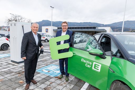 Start in Leoben für das österreichweite
E-Tankstellenprojekt mit der Handelskette Hofer: Christian Purrer
(li.) und Martin Graf, Energie Steiermark