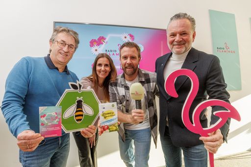 Freuen sich über die Partnerschaft: Manfred
Hohensinner (BioBienenApfel-Initiator), Chris Bertl und Karin Kraber
(Radio Flamingo Moderatoren) und Gottfried Bichler (Radio Flamingo
Geschäftsführer)