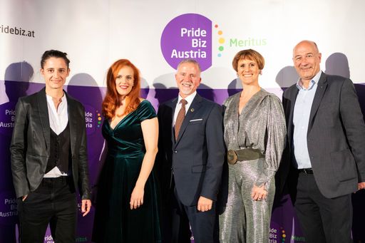 Pride Biz Austria-Vorstand: v.l.n.r. Nicole Mayer,
Katharina Moser-Cziczatka, Wittich Mahlknecht, Astrid G.
Weinwurm-Wilhelm, Martin Zoglauer