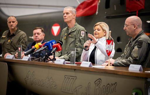 Vorschau Bild von Verteidigungsministerin Klaudia Tanner informierte
über die neuen Hubschrauber AW 169 Leonardo in Aigen im Ennstal