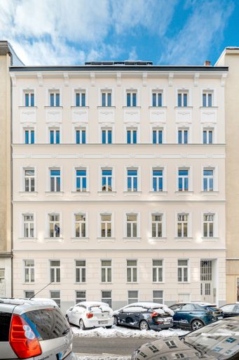 Prachtvoller Abschluss nach zwei Jahren
Bautätigkeit: Der Gründerzeitbau in der Petzvalgasse 4, 1040 Wien
erstrahlt nun in zartem Beige.
