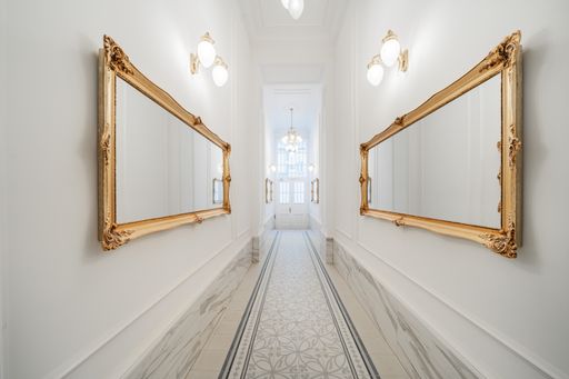 Vorschau Bild von Hochwertig und edel revitalisiert: Der
eindrucksvolle Eingangsbereich des Altbauprojekts THE CORE.