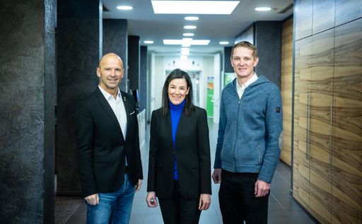 Der Verband der Tiroler Tourismusverbände startete diese Woche in
Kooperation mit WIFI Tirol und MCI Management Center Innsbruck ein
neues Ausbildungsprogramm für Nachhaltigkeitskoordinator:innen im
Tiroler Tourismus (v.l.): Hubert Siller (Leiter MCI Tourismus),
Ingrid Schneider (Geschäftsführerin des VTT) und Wolfgang Lamprecht
(Produktmanager WIFI Tirol).