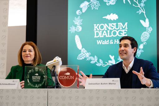 Landesrätin Simone Schmiedtbauer und COMÚN-Vorstand Sebastian
Bohrn Mena präsentieren das Programm der "Österreichischen
Konsumdialoge: Wald & Holz", die von 11. März bis 26. April 2024 in
der Steiermark stattfinden.