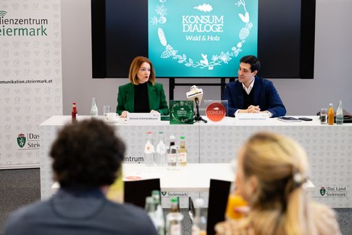 Vorschau Bild von Landesrätin Simone Schmiedtbauer und COMÚN-Vorstand
Sebastian Bohrn Mena präsentieren das Programm der "Österreichischen
Konsumdialoge: Wald & Holz", die von 11. März bis 26. April 2024 in
der Steiermark stattfinden.
