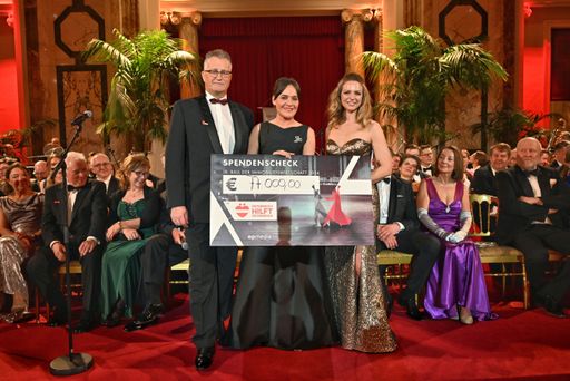 Vorschau Bild von Scheckübergabe an „ÖSTERREICH HILFT ÖSTERREICH“,
vlnr. Erwin Atzmüller Raiffeisen Bank Baden; Iris Einwaller,
Veranstalterin; Eva Pölzl ORF-Moderatorin und „ÖSTERREICH HILFT
ÖSTERREICH“-Botschafterin