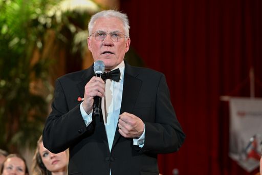 Vorschau Bild von Michael Pisecky, Fachgruppenobmann der Immobilien-
und Vermögenstreuhänder der WKW, hält seine Eröffnungsrede als
langjähriger Partner des Balls.