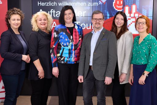 https://www.apa-fotoservice.at/galerie/35865/ Der Auftakt der „APA-OnTour“-Eventreihe „KI live erleben“ fand am
23. Jänner 2024 in Wien statt. Im Bild das APA-Expert:innen-Team
v.l.n.r.: Julia Wippersberg (APA-OTS), Barbara Rauchwarter (APA),
Verena Krawarik (APA), Robert Varga (APA), Fiorella Schiano
(APA-DeFacto), Luzia Strohmayer-Nacif (APA Visual Desk).